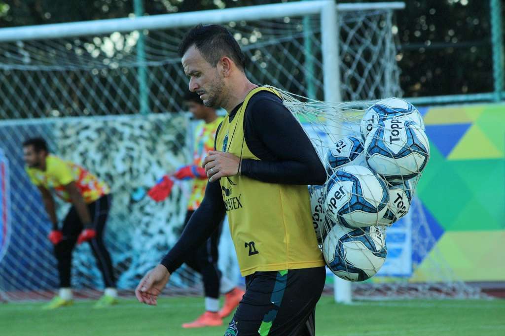 O zagueiro Maceió marcou quando atuou pelo time titular do Manaus FC (Foto: Emanuel Mendes Siqueira/Manaus) 