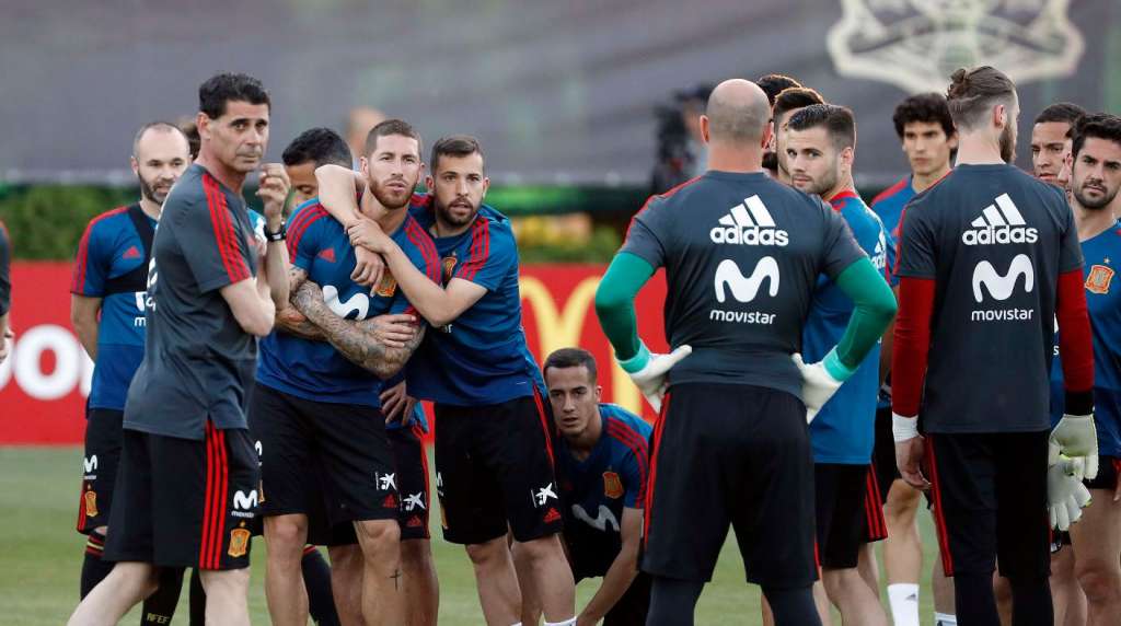 Jordi Alba (abraçado com Sérgio Ramos) espera que a Espanha termine na liderança do grupo