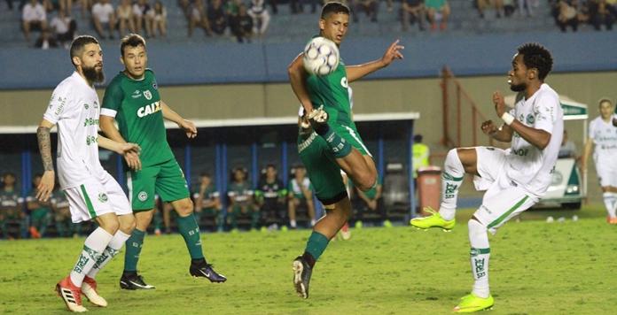 Goiás não conseguiu superar o bom bloqueio defensivo do Juventude. Foto: Rosiron Rodrigues