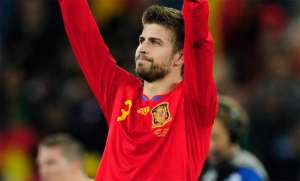 Piqué é homenageado por completar 100 jogos pela Espanha: 'É como uma família'
