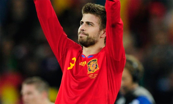 Piqué é homenageado por completar 100 jogos pela Espanha: ‘É como uma família’