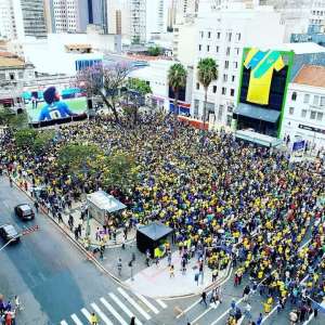 Padarias viram 'point' de paulistanos em jogo matutino do Brasil