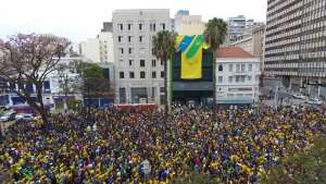 Camisa Gigante invade o Largo do Rosário durante o jogo do Brasil