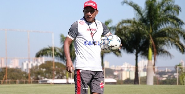 Série B: Vila Nova fecha treino e Hemerson Maria crê na reabilitação