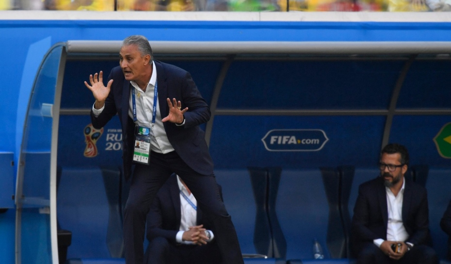 Tite sobre tombo que sofreu após gol do Brasil: “Não consigo andar direito”