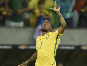 Douglas Costa e Firmino jogam bem e viram opção de Tite para o ataque da seleção