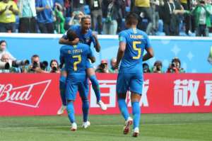 Douglas Costa sofre lesão muscular e desfalca Brasil contra a Sérvia