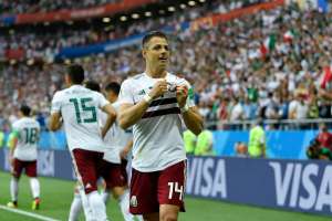 Chicharito iguala marca de Luís Hernández em Copas e divide méritos com mexicanos