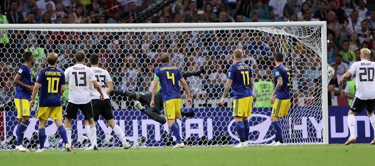 Goleiro sueco não conseguiu impedir o chute com efeito do alemão que fez 2 a 1 nos acréscimos