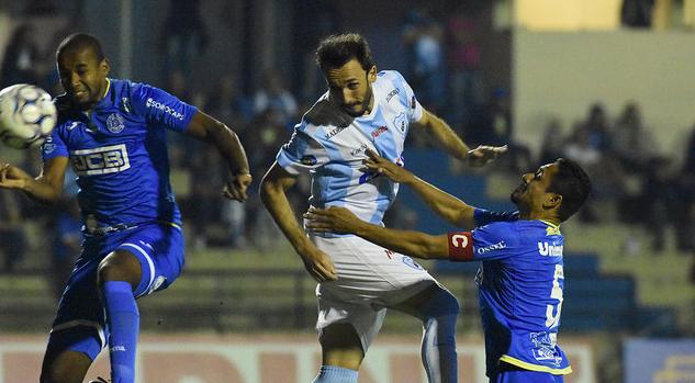 São Bento foi pressionado no segundo tempo e sofreu o gol do Londrina. Foto: Gustavo Oliveira - Londrina