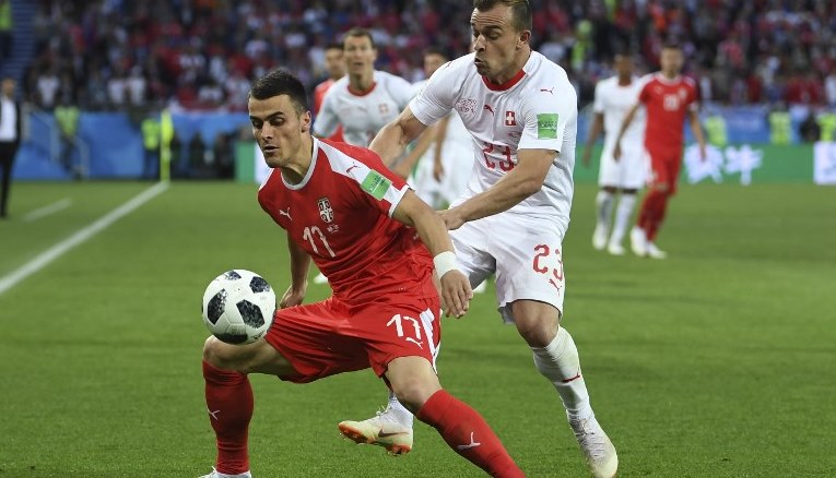Federação Sérvia envia vídeos à Fifa e reclama de árbitro na derrota para Suíça
