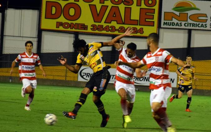 Zagueiro do Novorizontino, Vinícius Leandro durante a partida contra o Linense no Jorjão (Foto: Matheus Bertolini do Prado / Grêmio Novorizontino)