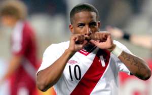 Após sofrer traumatismo, Farfán assistirá despedida do Peru na Copa em hospital