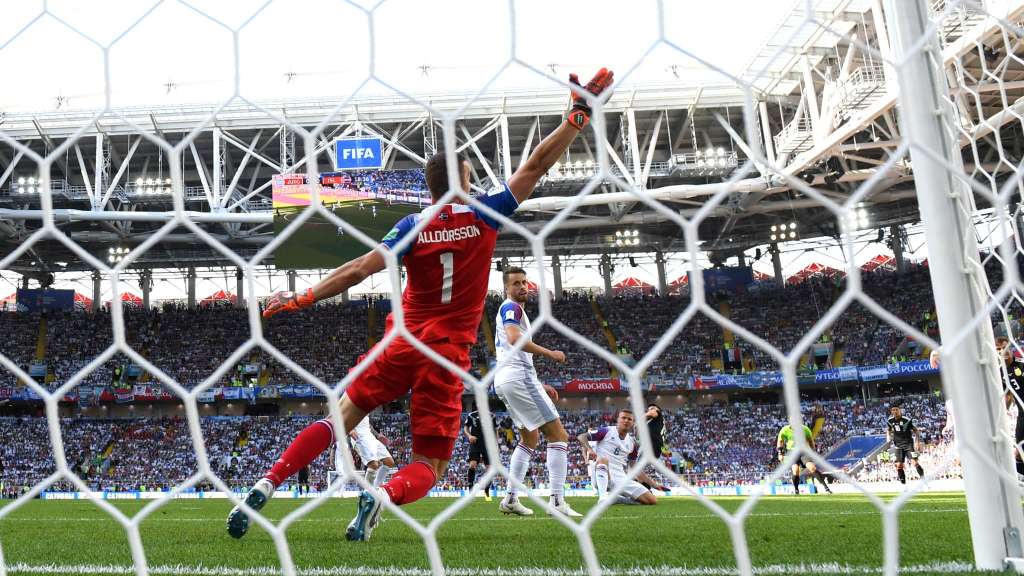Técnico enaltece peso histórico que avanço às oitavas da Copa teria para Islândia