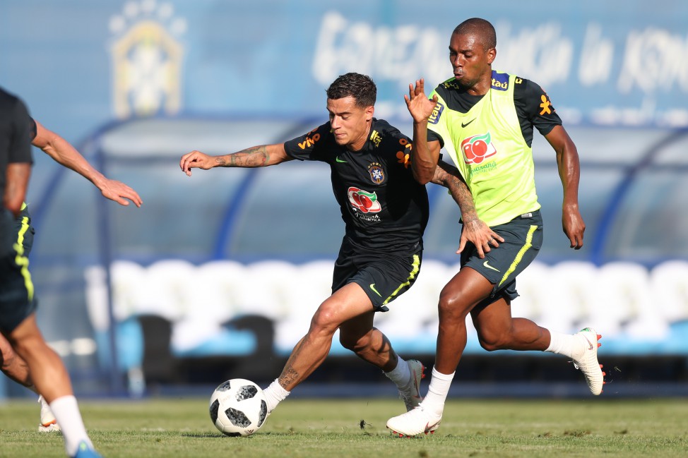 Tite avalia opções em treino e testa time sem Gabriel Jesus e com Fernandinho