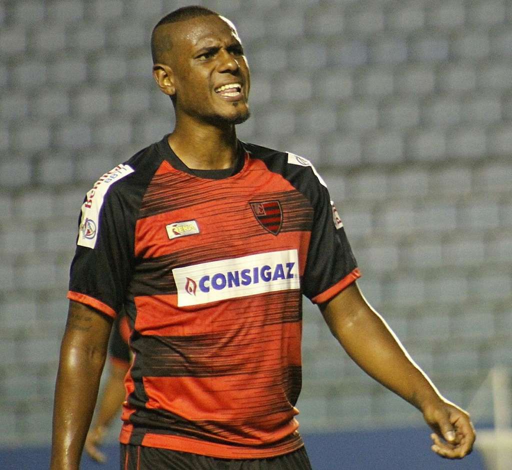 Leandro Amaro abriu o placar para o Oeste na vitória sobre o líder Fortaleza, em plena Arena Castelão