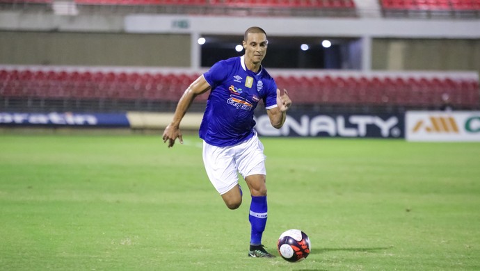 Com uma cobrança perfeita de falta nos acréscimos, o lateral Cesinha garantiu o empate do CSA contra a Ponte Preta