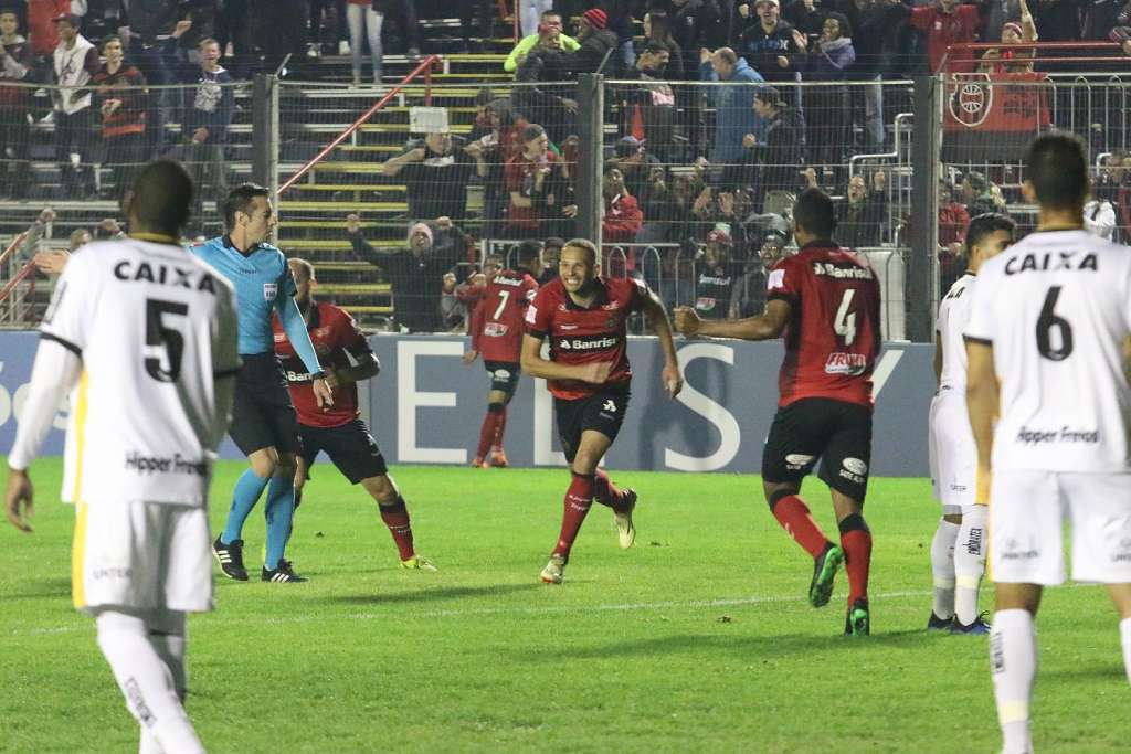 O zagueiro Leandro Camilo comemora o gol que deu a vitória ao Brasil de Pelotas contra o Criciúma