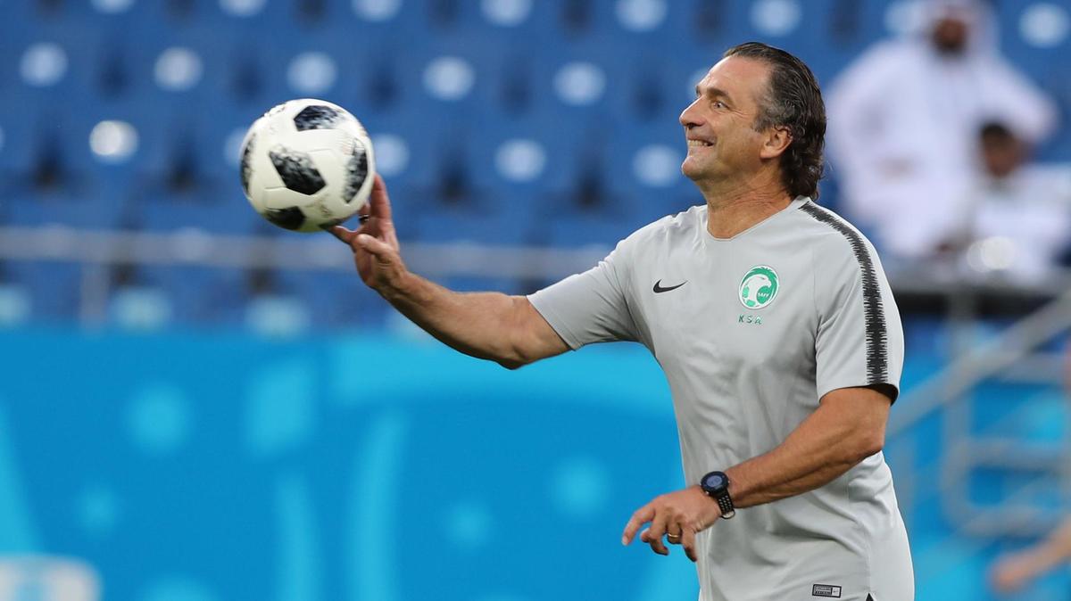 Pizzi vê justiça em vitória da Arábia Saudita e diz que pretende ficar na seleção