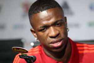 Vinícius Júnior chora em adeus ao Flamengo durante entrevista de despedida
