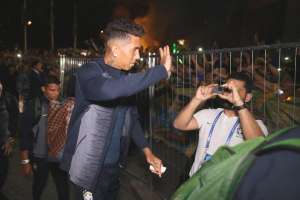 Seleção brasileira chega a Moscou recebida por multidão e pelo Canarinho