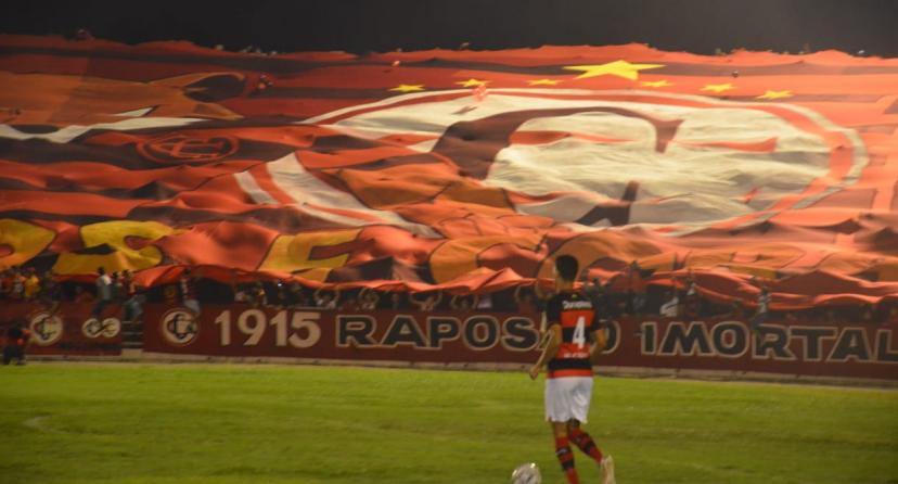 Bandeirão da Raposa escondeu a força da torcida que empurrou o Campinense à vitória