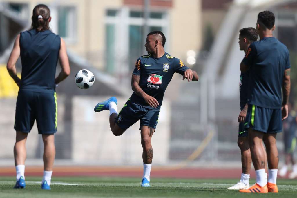 Jogadores da seleção tentam se preservar contra 'excesso' de convidados