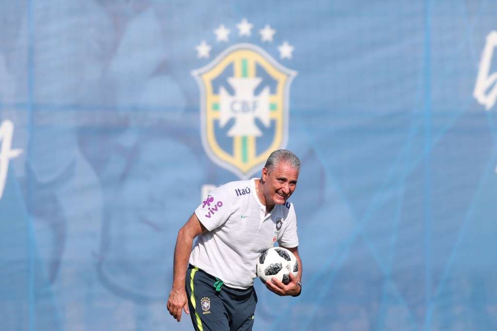 Tite diz que 'trajetória' de Paulinho e Willian os mantém como titulares