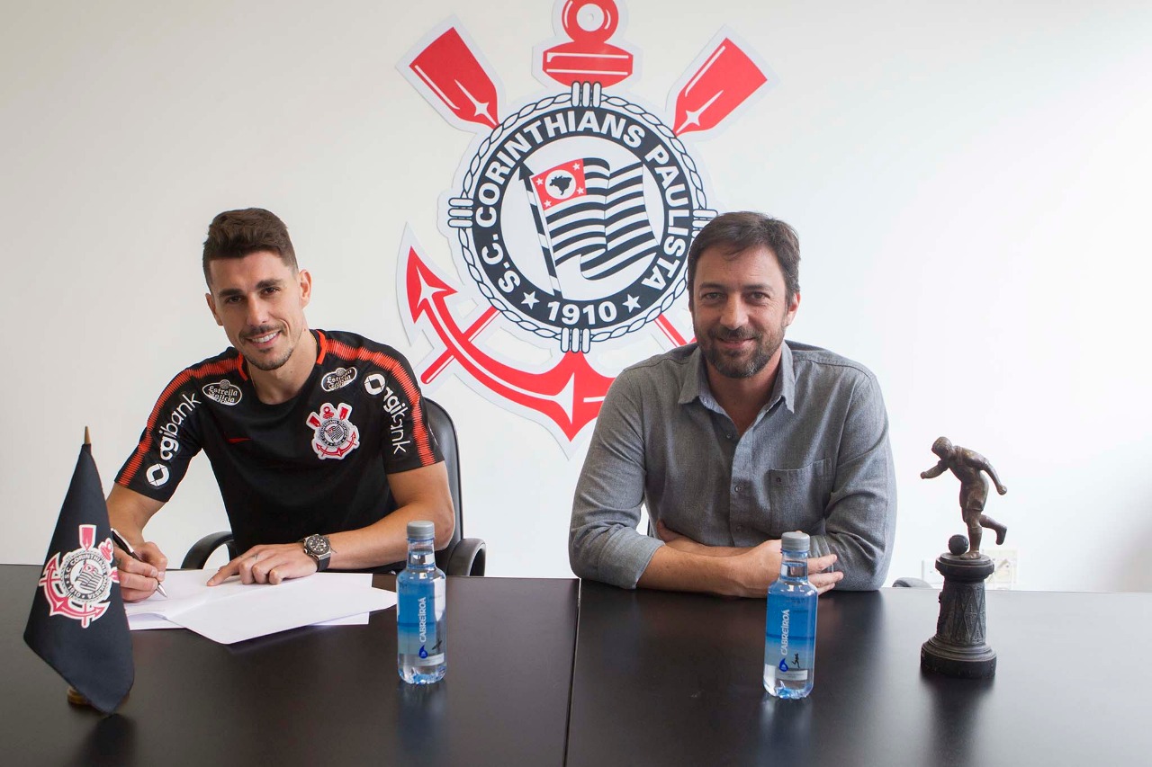 Corinthians anuncia contratação por empréstimo do lateral Danilo Avelar