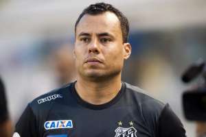 Feliz por permanecer no Santos, Jair cobra reforços: 'Está na hora de chegar'