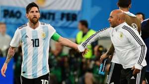 Câmeras flagram Sampaoli perguntando a Messi se devia colocar Agüero em campo