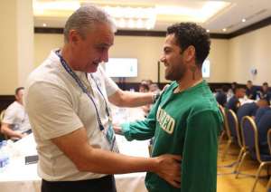Daniel Alves visita concentração da seleção brasileira em Moscou