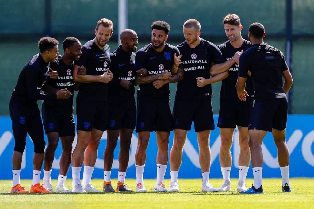 Walker brinca com ofensas de Maradona e marca Dele Alli em publicação