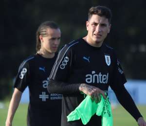 Giménez volta a treinar na seleção uruguaia e deve enfrentar Portugal nas oitavas