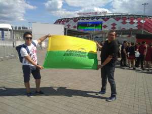 Brasileiros tomam a Fan Fest com mais alegria do que ofensas