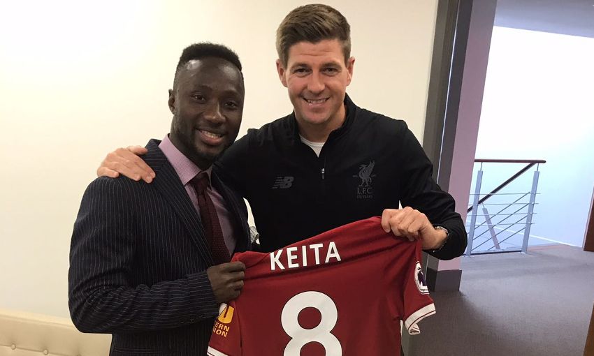 Apresentado como reforço do Liverpool, Keita recebe camisa 8 das mãos de Gerrard