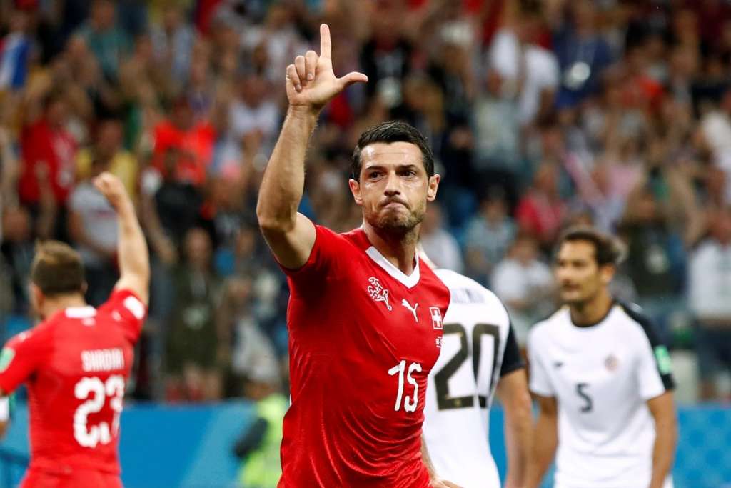 Suíça empata com Costa Rica, mas avança às oitavas