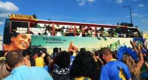 Samba de Diogo Nogueira une brasileiros e torcedores internacionais na Copa