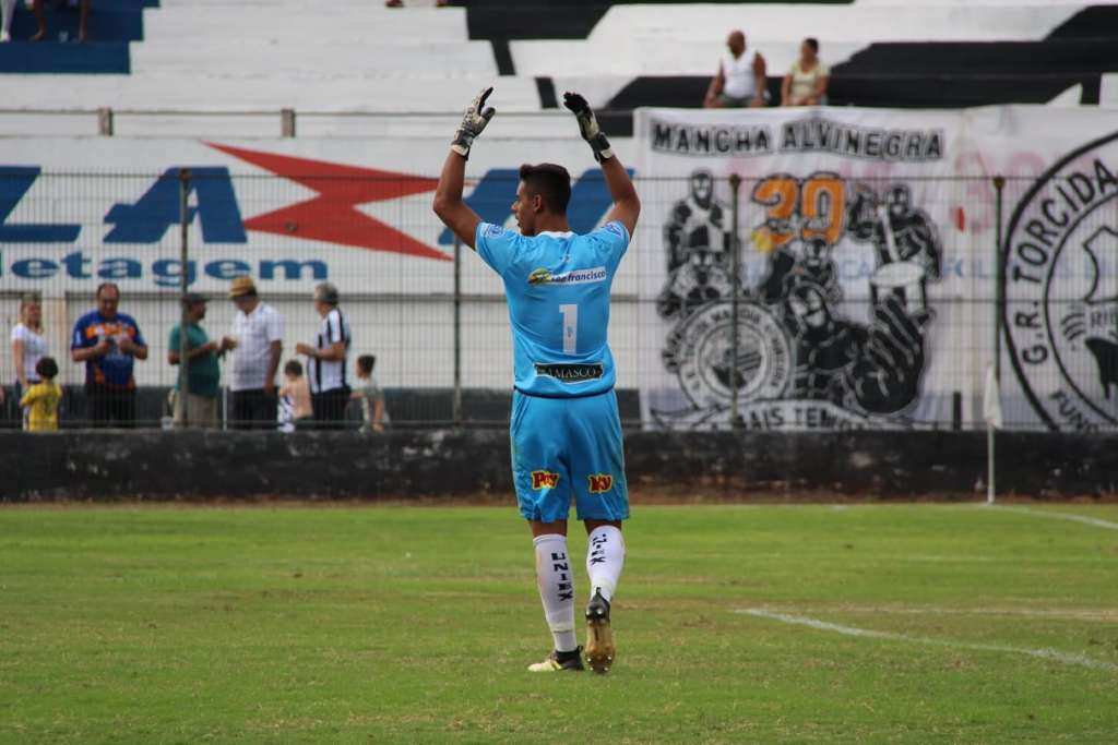 Com bonita história de vida, goleiro do Comercial dá palestra a jovens