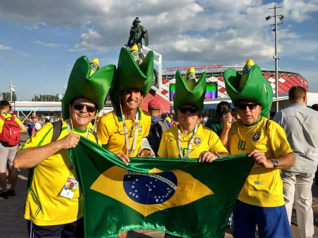 Em Moscou, torcida brasileira canta hino nacional à capela e faz festa no metrô