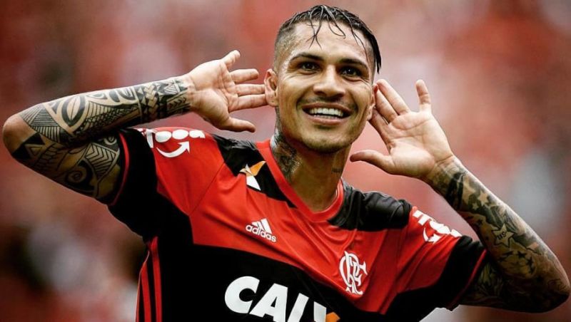 Presidente do Flamengo revela intenção de renovar contrato de Guerrero