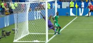Esperando ônibus? Jogador de Senegal 'dorme' no momento do gol da Colômbia