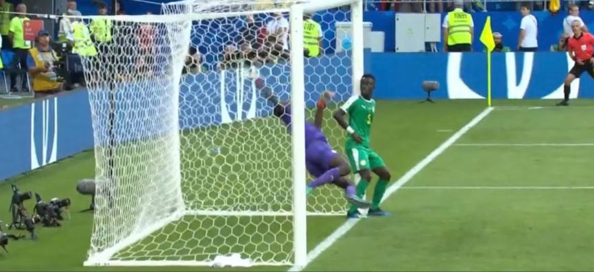 Esperando ônibus? Jogador de Senegal ‘dorme’ no momento do gol da Colômbia