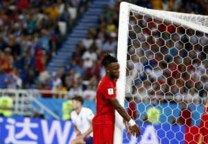 Belga comemora gol contra Inglaterra chutando a bola contra a própria cara