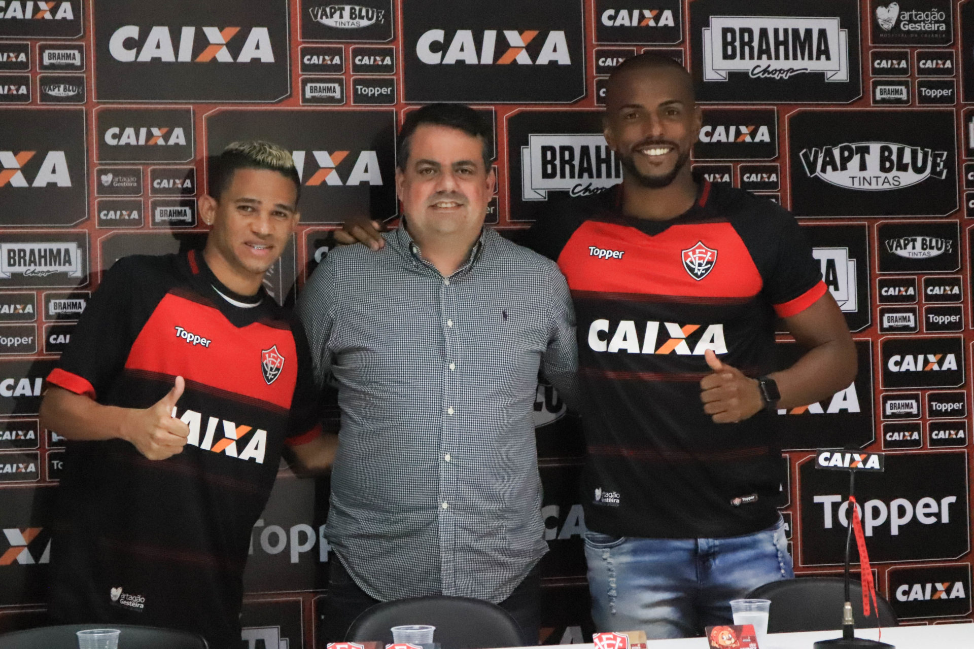 Reforçando o elenco, Vitória apresenta zagueiro e atacante no Barradão