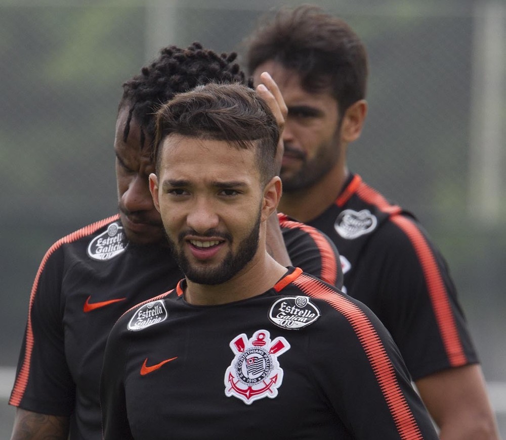 Em desmanche, Corinthians pode perder Clayson para o futebol europeu