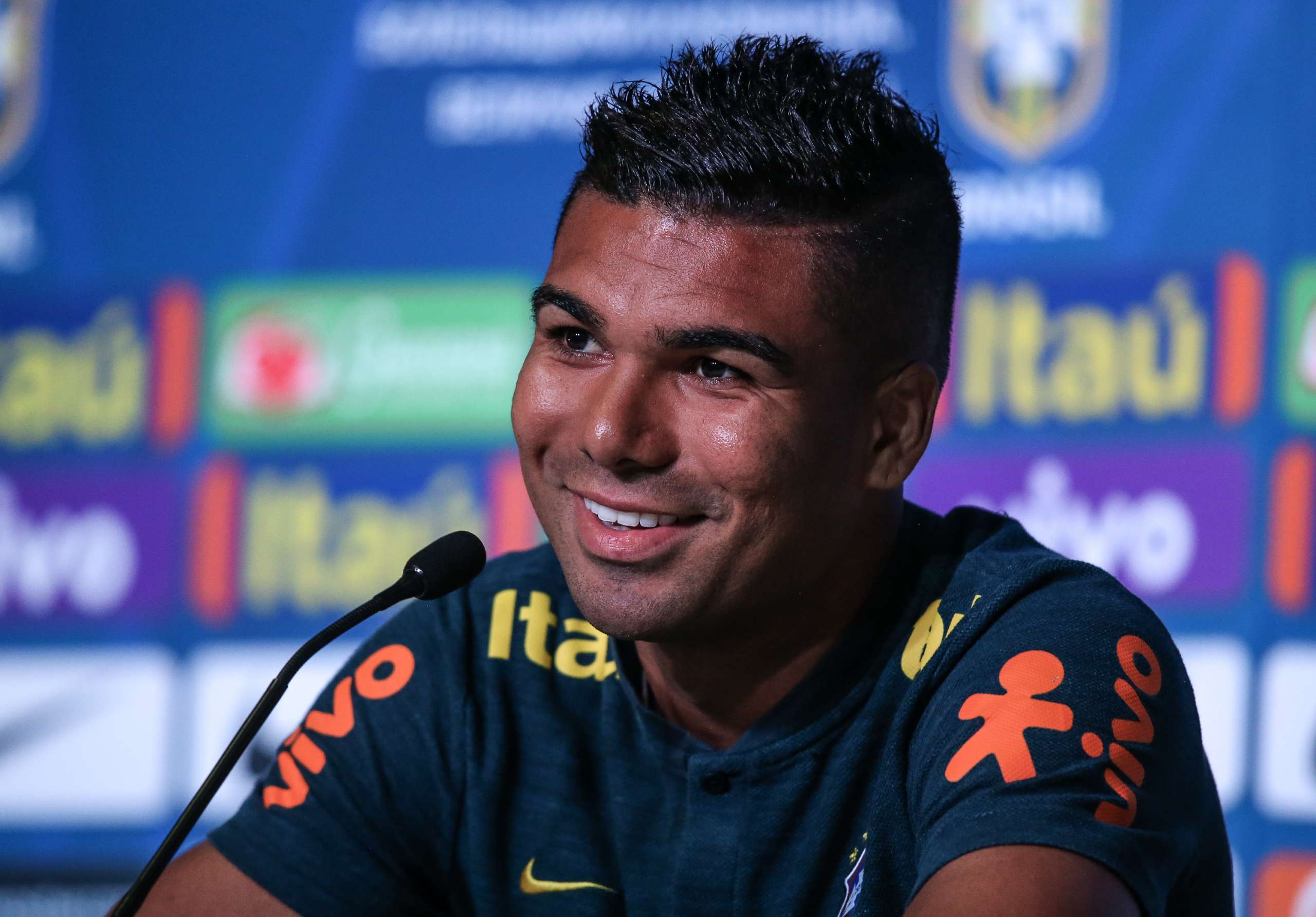 Casemiro vê seleção em crescimento na Copa e garante não temer risco de suspensão