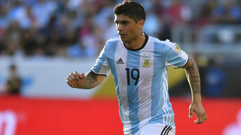 Volante Banega diz que primeira fase complicada fortaleceu a Argentina