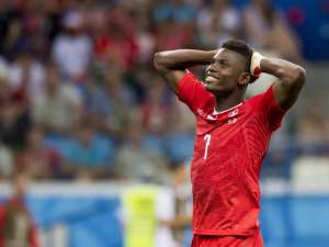 Após ver nascimento da filha, Embolo está de volta à seleção da Suíça: 'Feliz'