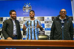Meia-atacante Marinho é apresentado no Grêmio e fala em 'conquistar mais títulos'
